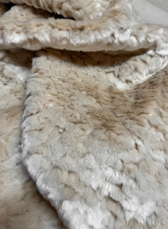 Coupon tissu fausse fourrure texturé frisé beige foncé 30cm x 150cm