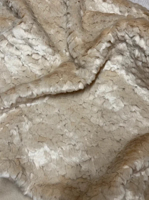 Coupon tissu fausse fourrure texturé frisé beige foncé 30cm x 150cm