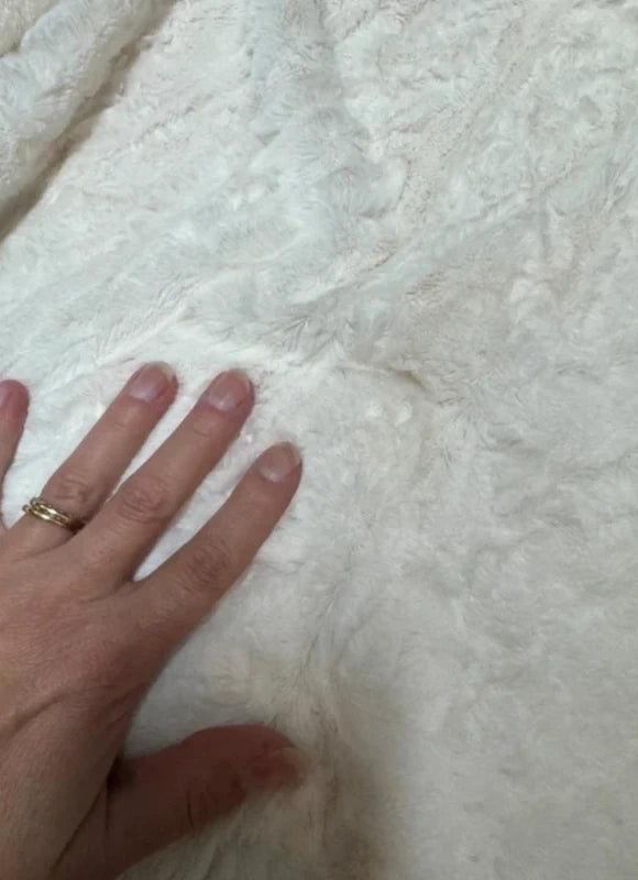 Coupon tissu fausse fourrure douce blanc crème texturée à poils courts 30cm x 153cm