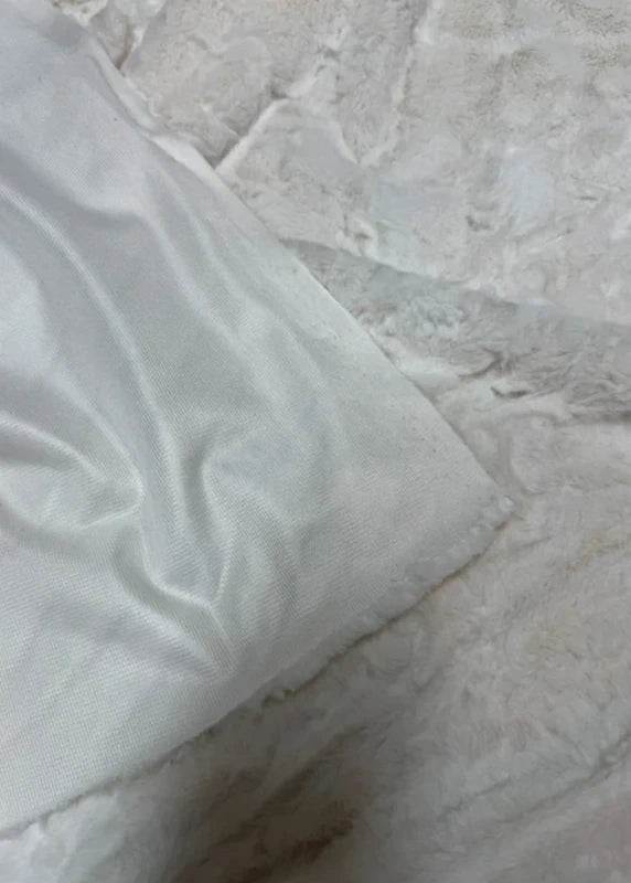 Coupon tissu fausse fourrure douce blanc crème texturée à poils courts 30cm x 153cm