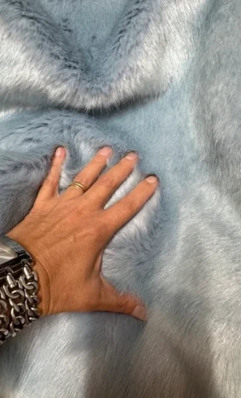 Coupon tissu fausse fourrure douce de qualité bleu clair à poils mi-longs 32cmx78cm