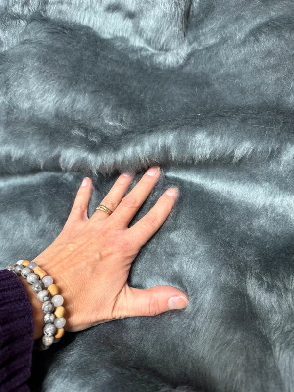 Coupon tissu fausse fourrure très douce légère à poils mi-longs gris 30cm x 155cm