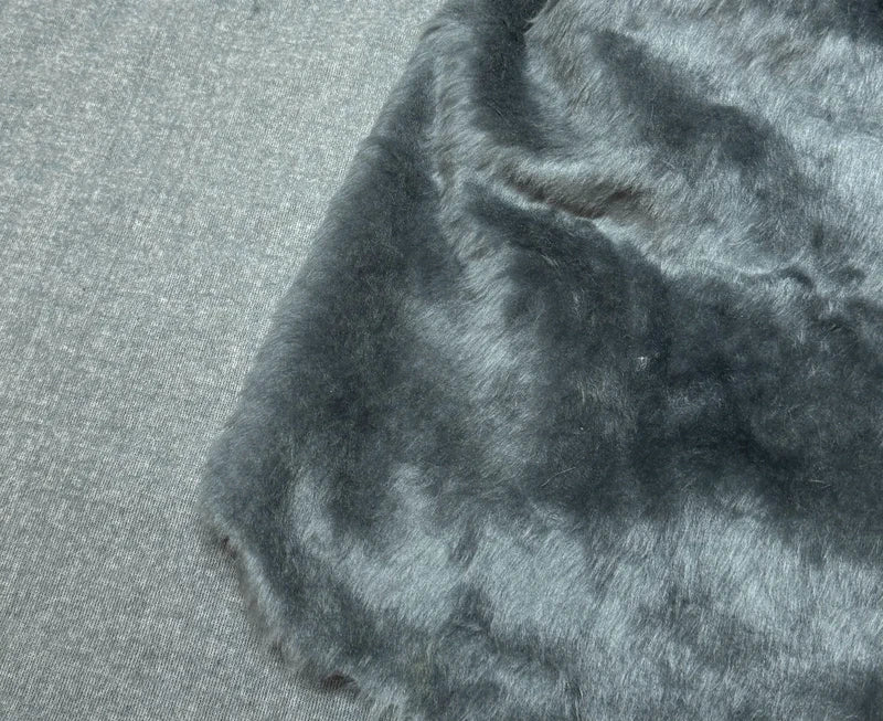 Coupon tissu fausse fourrure très douce légère à poils mi-longs gris 30cm x 155cm