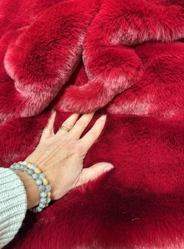 Coupon tissu fausse fourrure douce et épaisse de qualité rouge cerise à poils mi-longs 30cm x 180cm