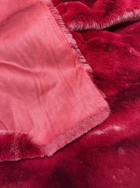Coupon tissu fausse fourrure douce et épaisse de qualité rouge cerise à poils mi-longs 30cm x 180cm