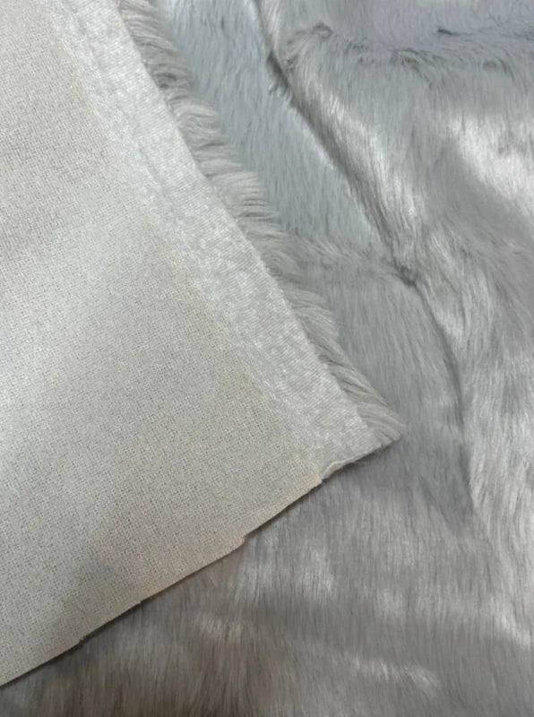 Coupon tissu fausse fourrure très douce légère à poils mi-longs gris clair 30cm x 75cm