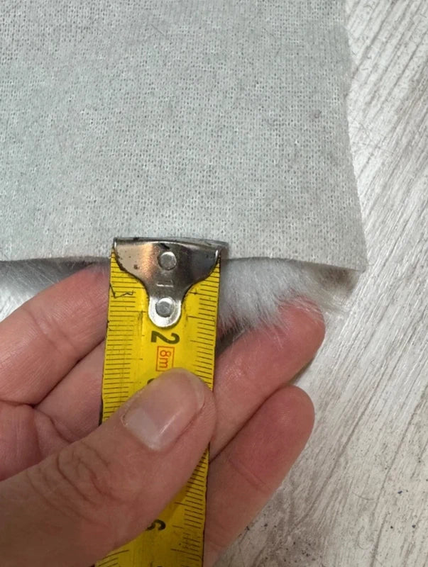Coupon tissu fausse fourrure très douce légère à poils mi-longs gris clair 30cm x 75cm