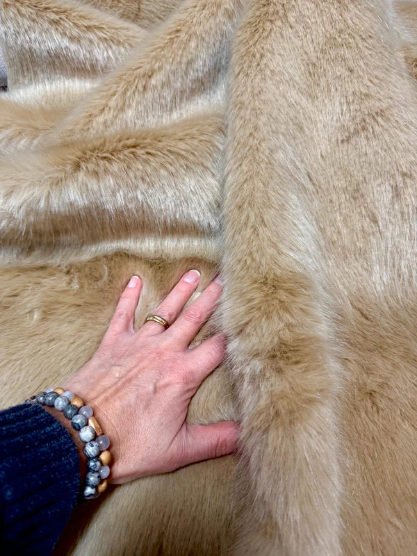 Coupon tissu fausse fourrure de qualité à poils mi-longs beige 30cmx83cm