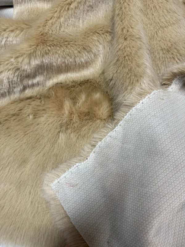 Coupon tissu fausse fourrure de qualité à poils mi-longs beige 30cmx83cm