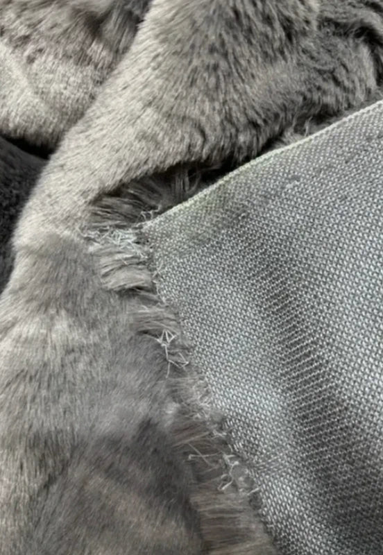 Coupon tissu fausse fourrure très douce à poils mi-longs gris 30cm x 90cm