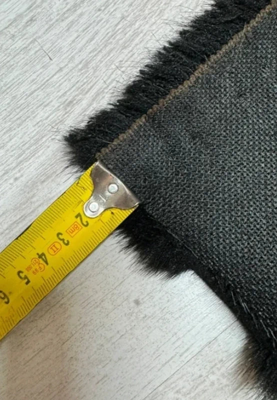 Coupon tissu fourrure douce, épaisse de qualité noir à poils mi-longs 30cm x 85cm