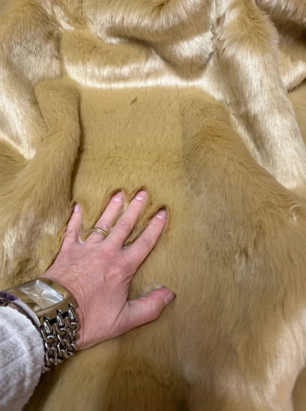 Coupon tissu fausse fourrure douce et de qualité à poils longs beige doré 30cm x 77cm