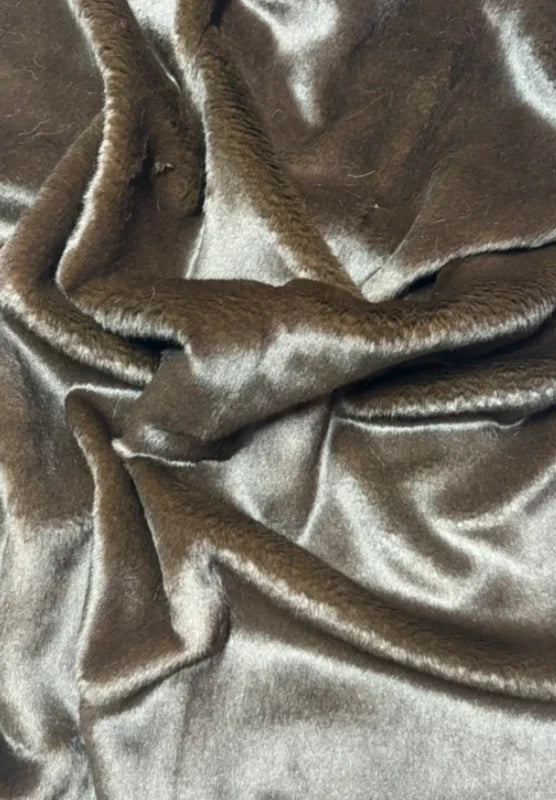 Coupon tissu fausse fourrure très douce et de qualité à poils mi-longs marron foncé 30cm x 155cm