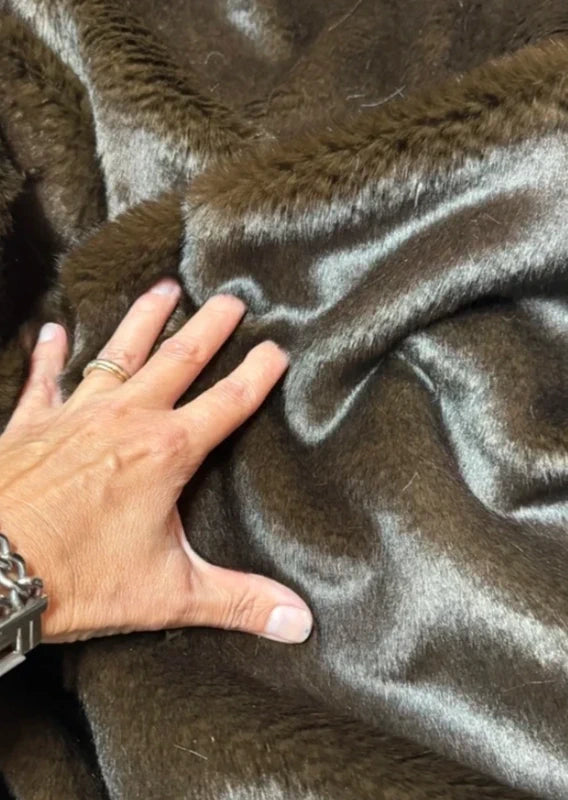 Coupon tissu fausse fourrure très douce et de qualité à poils mi-longs marron foncé 30cm x 155cm