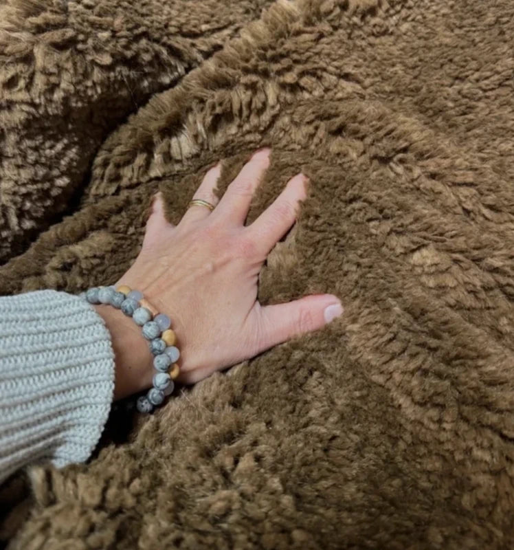 Coupon tissu fausse fourrure douce lourde de qualité à poils mi-longs frisé marron foncé 30cmx160cm