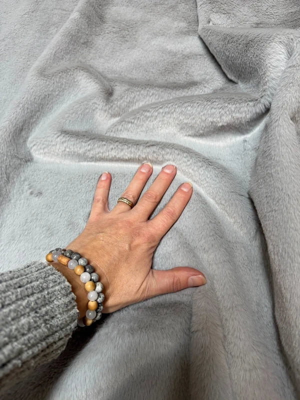 Coupon tissu très doux fausse fourrure à poils courts gris 30cm x 156cm