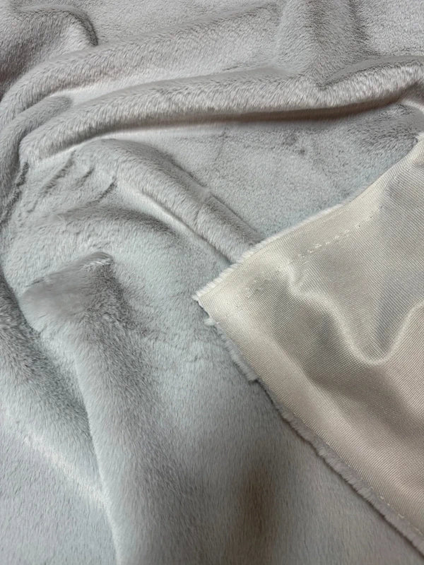 Coupon tissu très doux fausse fourrure à poils courts gris 30cm x 156cm