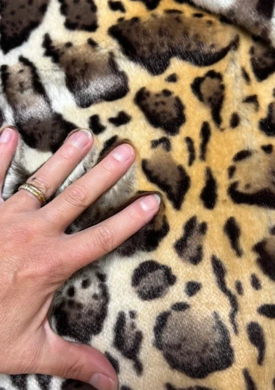 Coupon tissu fourrure douce, épaisse de qualité imprimée marron beige à poils mi-longs 30cm x 152cm