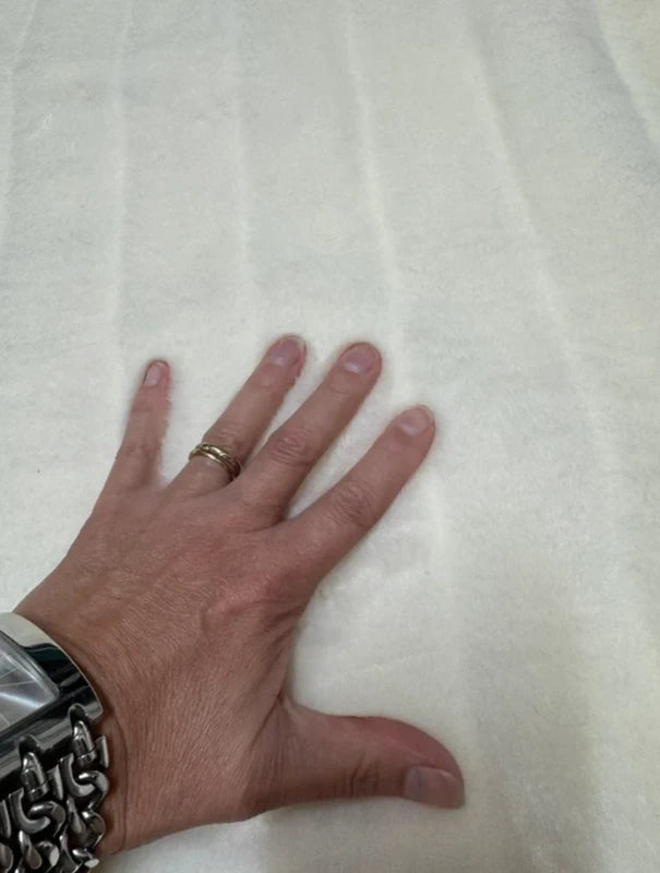 Coupon tissu fourrure douce, légère texturée de qualité beige à poils mi-longs 30cm x 145cm