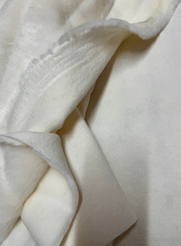 Coupon tissu fourrure douce, légère texturée de qualité beige à poils mi-longs 30cm x 145cm