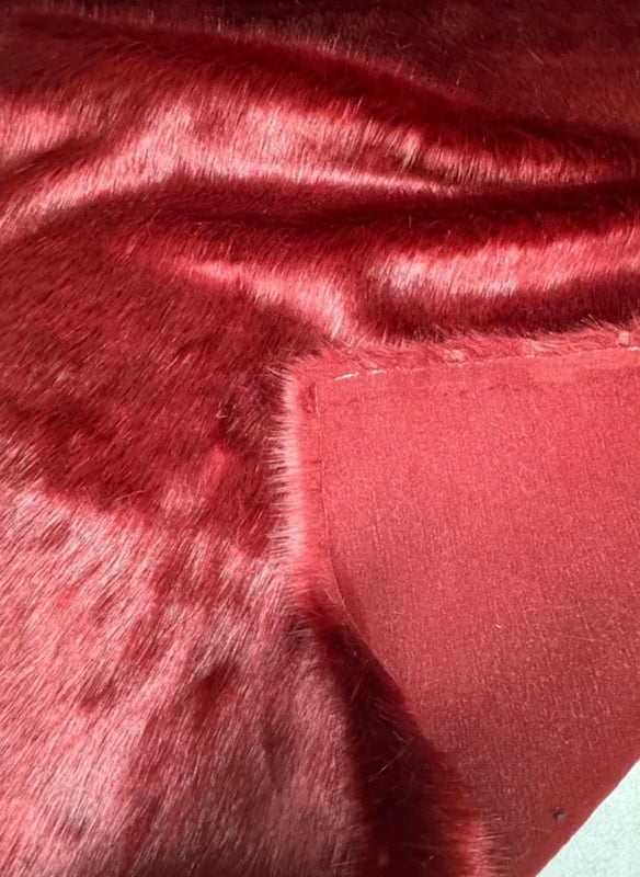 Coupon tissu fourrure douce,épaisse de qualité rouge bordeaux à poils mi- longs 35cm x 95cm