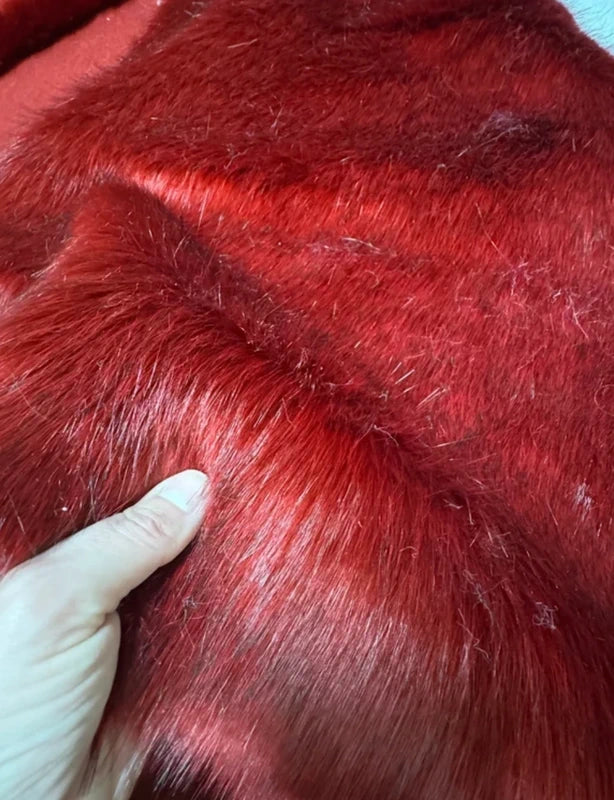 Coupon tissu fourrure douce,épaisse de qualité rouge bordeaux à poils mi- longs 35cm x 95cm