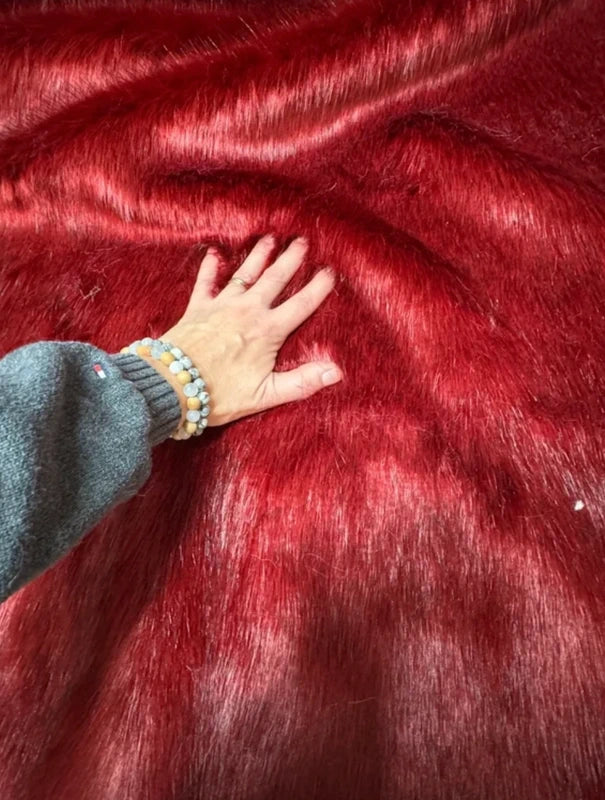 Coupon tissu fourrure douce,épaisse de qualité rouge bordeaux à poils mi- longs 35cm x 95cm