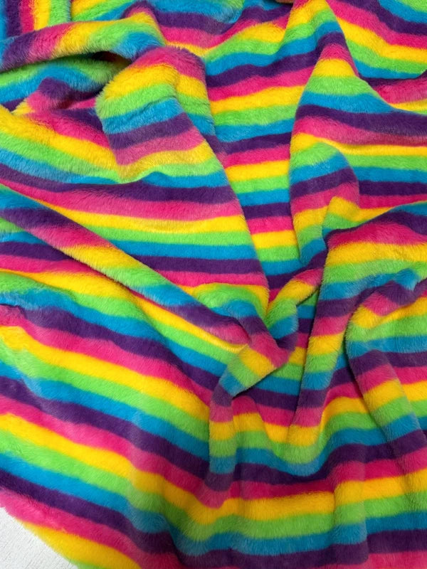 Coupon fausse fourrure arc-en-ciel poils courts 0,5 à 1 cm – 30 × 73 cm