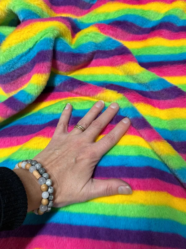 Coupon fausse fourrure arc-en-ciel poils courts 0,5 à 1 cm – 30 × 73 cm