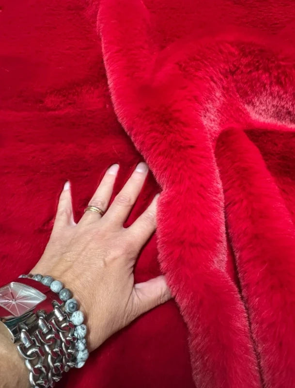 Coupon tissu fourrure douce, épaisse de qualité rouge cerise à poils mi-longs 31cm x 91cm