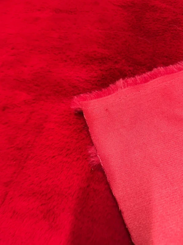 Coupon tissu fourrure douce, épaisse de qualité rouge cerise à poils mi-longs 31cm x 91cm