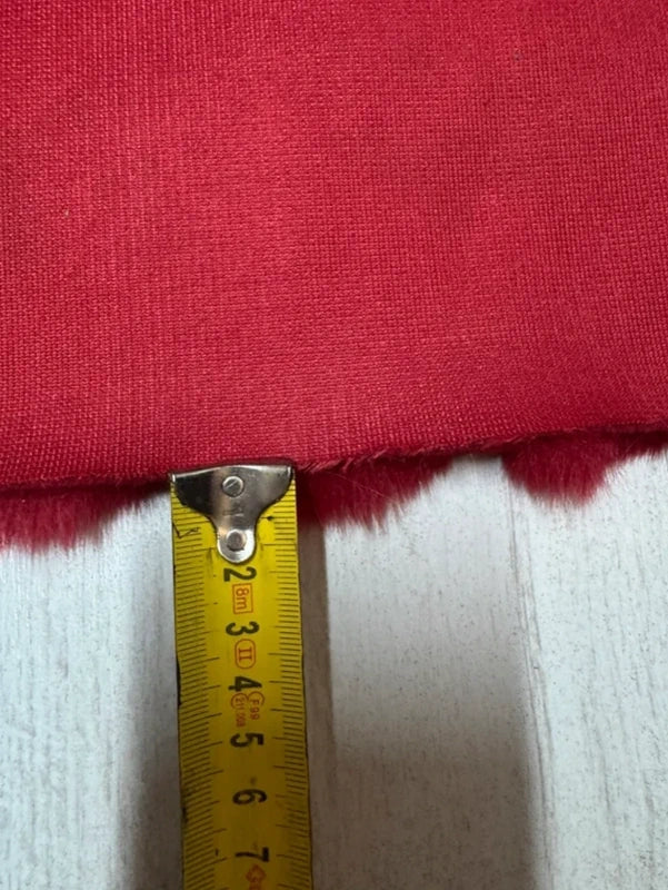 Coupon tissu fourrure douce, épaisse de qualité rouge cerise à poils mi-longs 31cm x 91cm