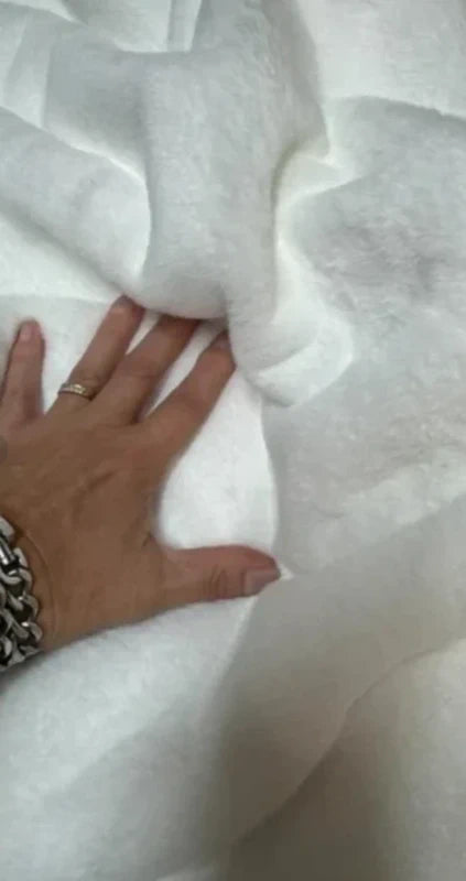 Coupon tissu très doux fausse fourrure à poils courts blanc 30cm x 76cm