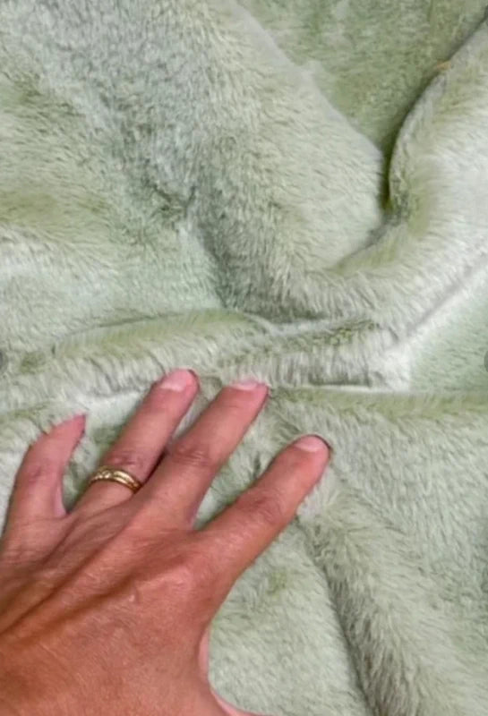 Coupon tissu fausse fourrure douce à poils courts vert amande 30cmx156cm