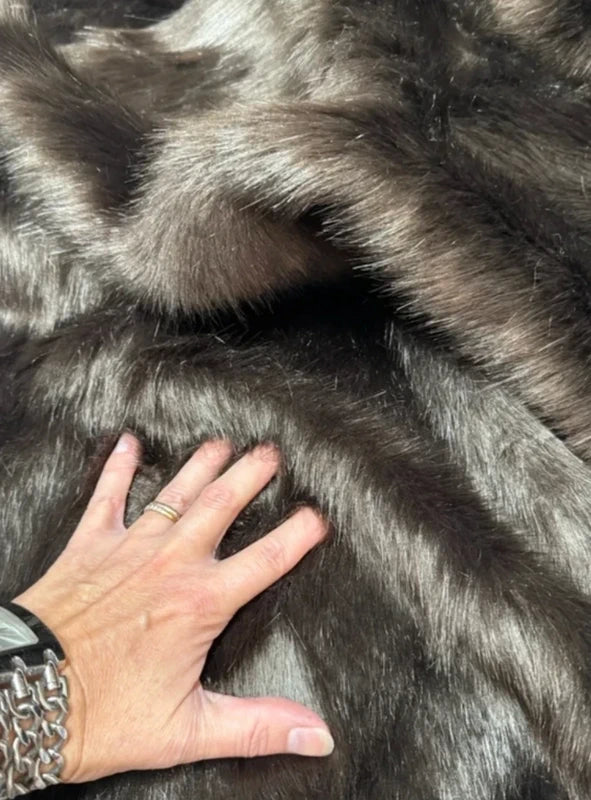 Coupon tissu fausse fourrure douce à poils longs marron foncé 40cm x75cm