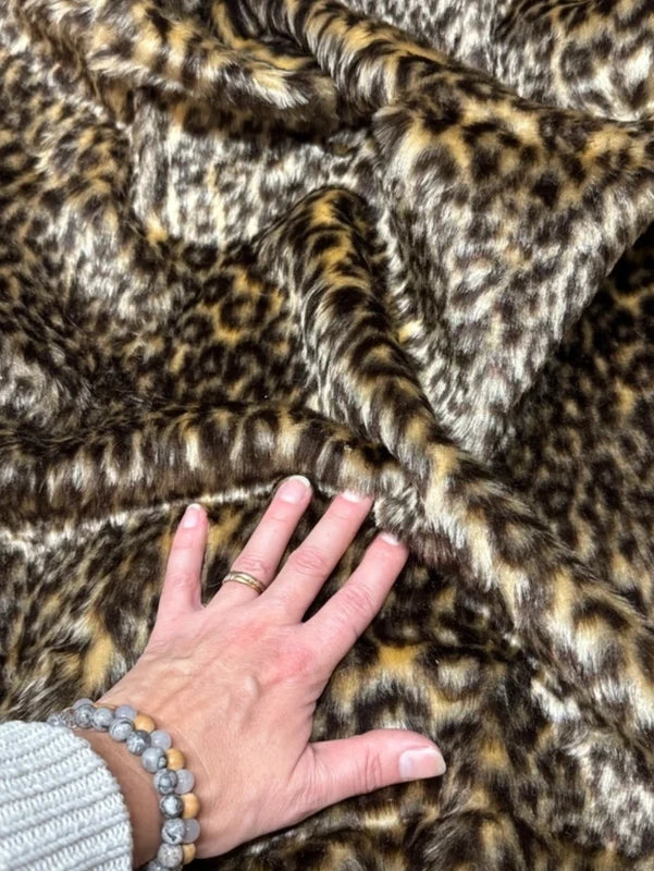 Coupon tissu fausse fourrure douce et légère à poils mi-longs imprimée marron et beige 30cm x 153cm