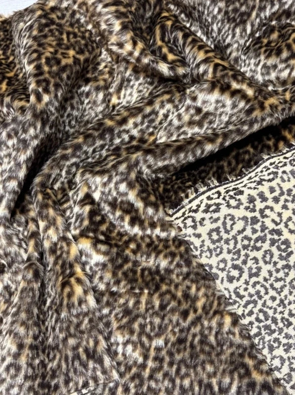 Coupon tissu fausse fourrure douce et légère à poils mi-longs imprimée marron et beige 30cm x 153cm