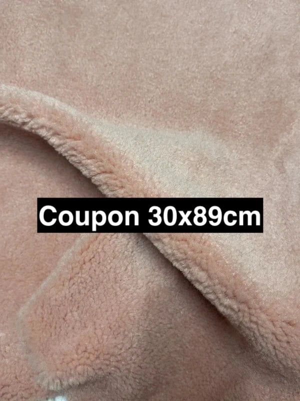 Coupon tissu fausse fourrure douce moutonnée à poils mi-longs rose 30cm x 89cm