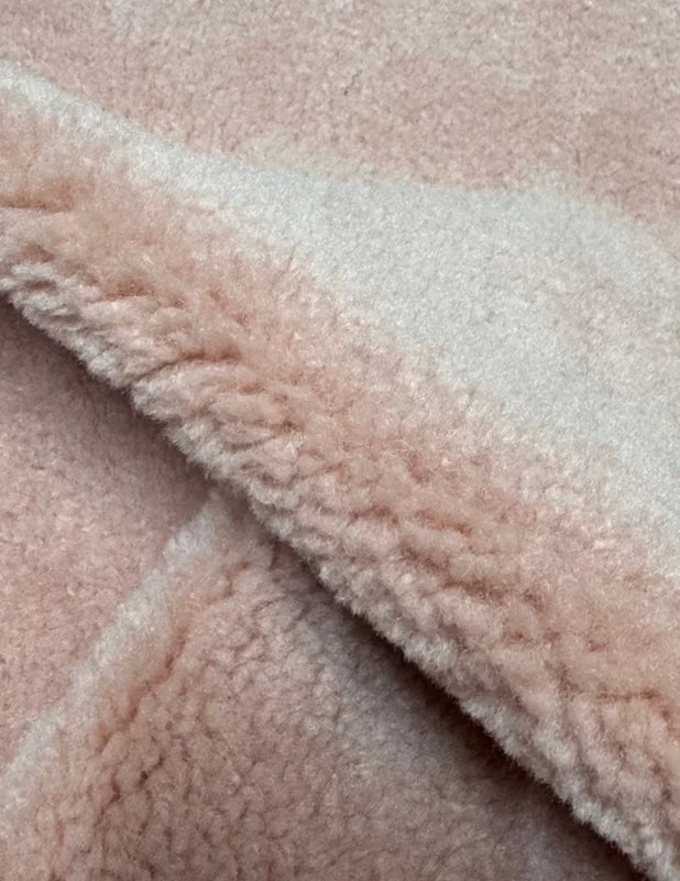 Coupon tissu fausse fourrure douce moutonnée à poils mi-longs rose 30cm x 89cm