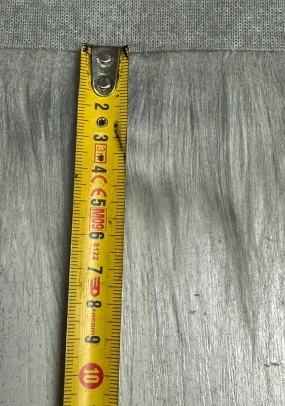 Coupon tissu de qualité fausse fourrure à poils longs doux gris 44cm x 25cm