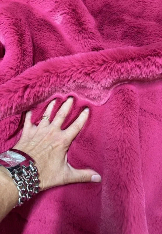 Coupon tissu fausse fourrure douce et épaisse à poils mi-longs rose fuchsia 25cm x 77cm