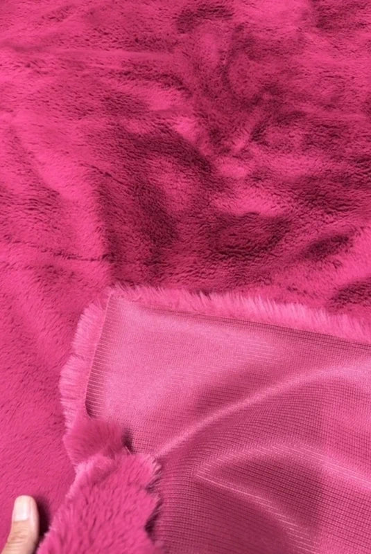 Coupon tissu fausse fourrure douce et épaisse à poils mi-longs rose fuchsia 25cm x 77cm