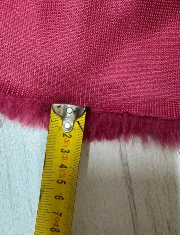 Coupon tissu fausse fourrure douce et épaisse à poils mi-longs rose fuchsia 25cm x 77cm