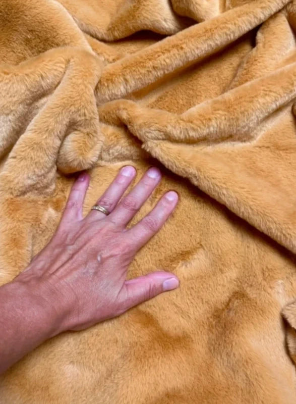 Coupon tissu fausse fourrure douce marron caramel à poils courts 30cm x 155cm