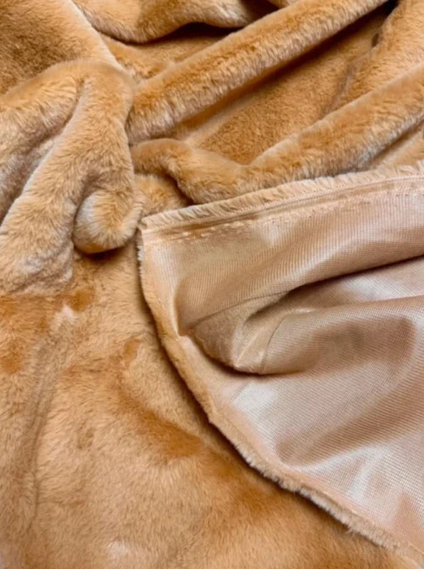Coupon tissu fausse fourrure douce marron caramel à poils courts 30cm x 155cm