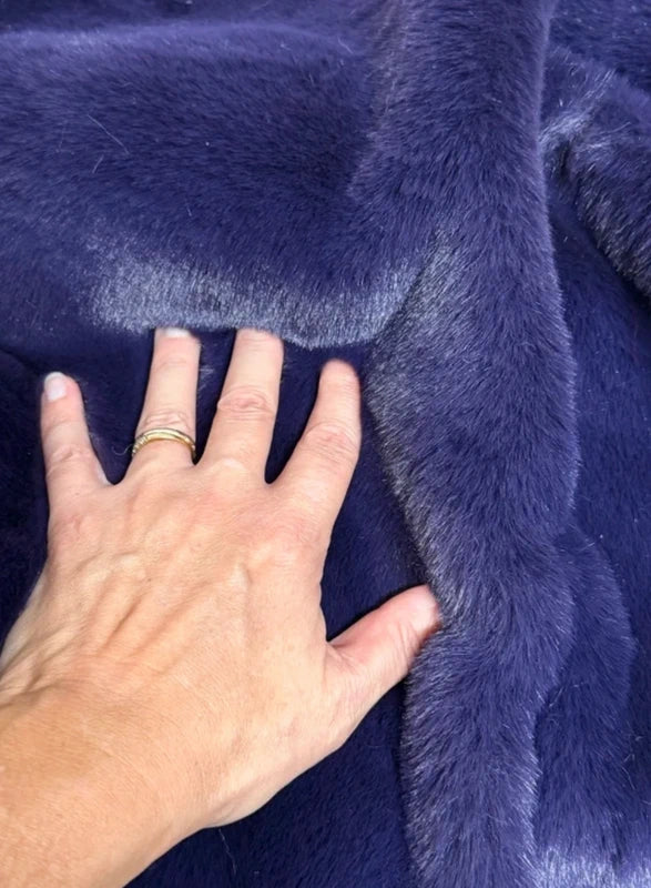 Coupon tissu fausse fourrure à poils mi longs violine prune 30cm x 102cm