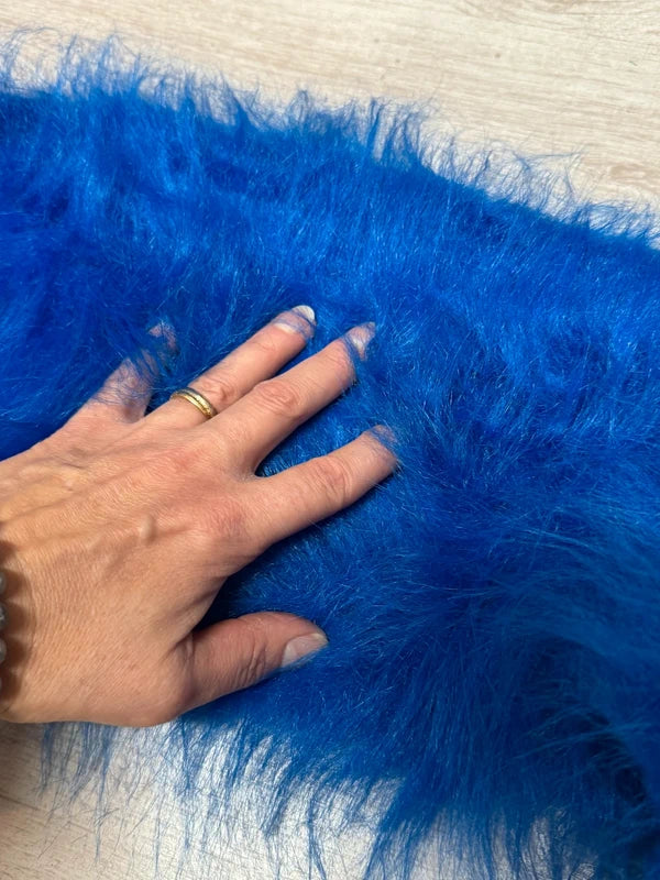 Coupon tissu fausse fourrure légère et vaporeuse à poils longs bleu roi 18cmx150cm