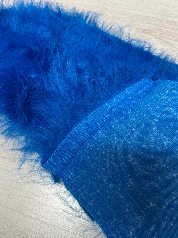 Coupon tissu fausse fourrure légère et vaporeuse à poils longs bleu roi 18cmx150cm