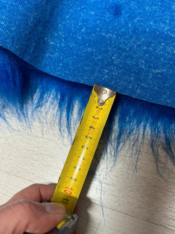 Coupon tissu fausse fourrure légère et vaporeuse à poils longs bleu roi 18cmx150cm