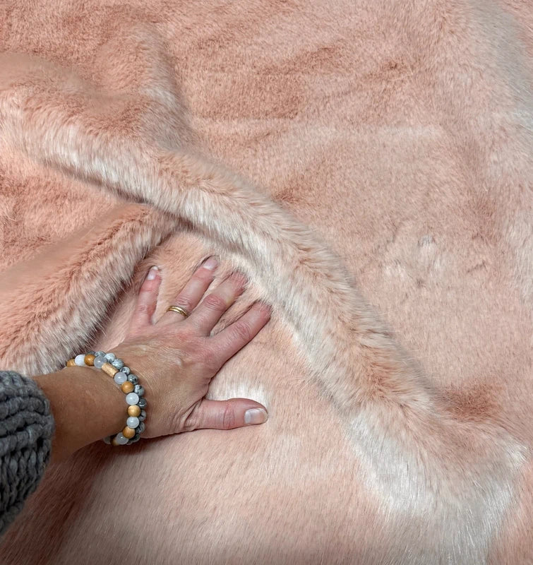 Coupon tissu fourrure douce, épaisse de qualité beige rose à poils longs 20cm x 94cm